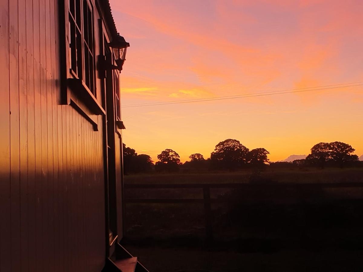 The Old Mill Shepherds Hut Okehampton Exterior foto